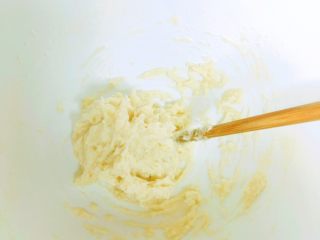好吃到飞起来的黑眼豆豆,用筷子搅拌至成团，无干粉，放在一旁备用。