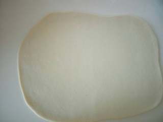 意大利面包棒,擀成0.5厘米厚的大片。