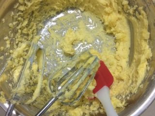 黄油饼干,黄油室温软化加白糖盐用打蛋器打发