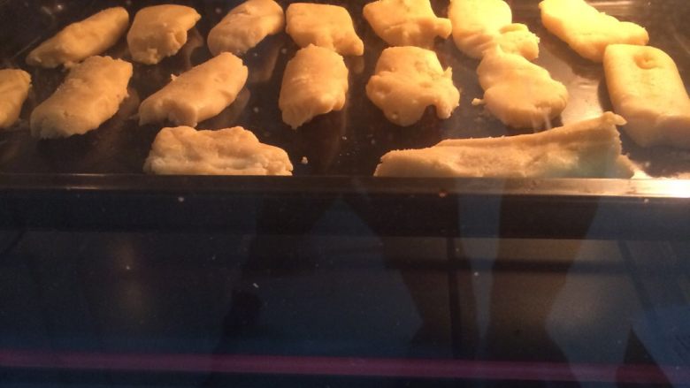 黄油饼干,成型放入预热好的烤箱 170度20分钟即可