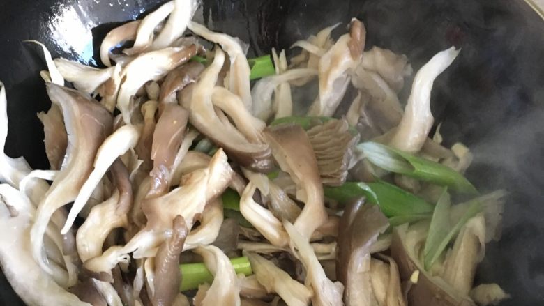 蘑菇炒肉丝,油锅烧热放入葱蒜爆香倒入蘑菇翻炒均匀