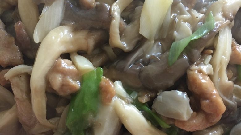 蘑菇炒肉丝,勾芡出锅