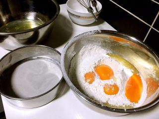 核桃碎斑马纹戚风蛋糕,低筋面粉过筛入容器，徒手蛋清、蛋黄分离！蛋清容器切记无水无油！