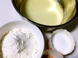 斑马纹戚风蛋糕,纯牛奶、玉米油倒入容器，低筋面粉、可可粉、鸡蛋备好！