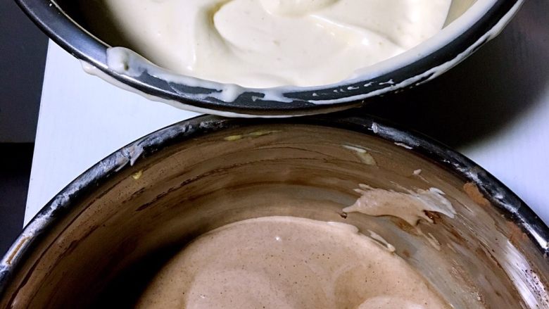 斑马纹戚风蛋糕,取1/3蛋糕糊，筛入可可粉，重复5的动作搅拌均匀！备用