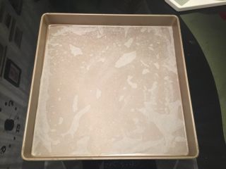 波浪抹茶蛋糕卷,载剪一张和28x28的金盘大小的油纸（油布），底部刷少许油，将油纸放入烤盘内，抹平