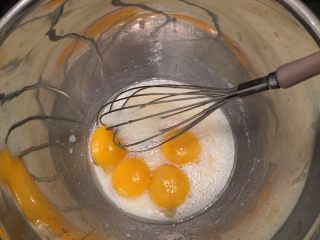 波浪抹茶蛋糕卷,制作蛋糕胚：油和牛奶混合乳化，磕入蛋黄