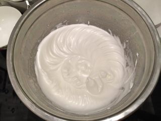 波浪抹茶蛋糕卷,蛋清内放入少许盐、柠檬汁，打至粗泡后分3次加入砂糖，打发至湿性发泡