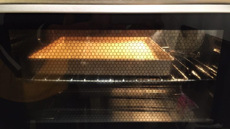 波浪抹茶蛋糕卷,烤箱预热150度，上下火中层30－35分钟