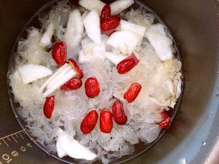 银耳羹,处理好的食材放进电压力锅里（银耳、红枣、百合、梨），加水，选择煲汤键，中途开盖，慢慢炖上两小时