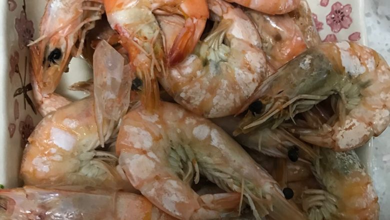 葱香大虾🍤,锅中放适量盐煮虾3-5分钟，泡至8分钟，入味，盛出装盘备用
