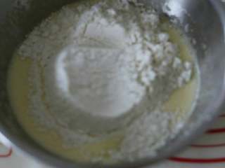 香葱肉松蛋糕卷,加入过筛的低粉拌匀。