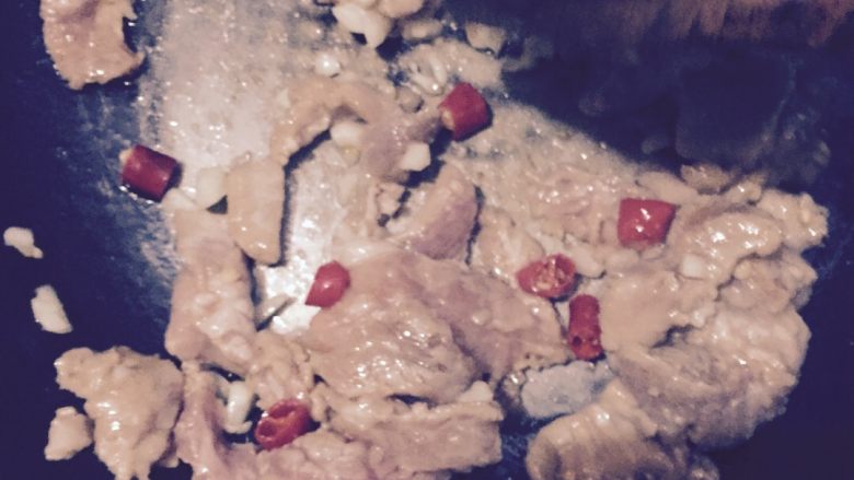 豌豆炒肉,锅中热油，下蒜和小米椒爆香，在下腌制好的瘦肉翻炒