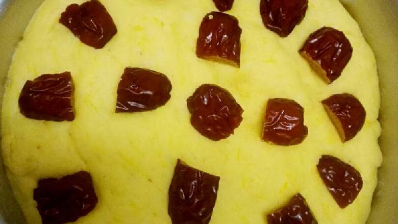 南瓜红枣发糕+#有个故事#,面上加红枣，也可以是葡萄干，枸杞子，蔓越莓干等