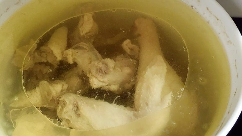 （虎尾轮）草根炖鸡汤,一小时后，加入适量的盐，尝好咸淡出锅——就喜欢这样清澈的汤汁。🌱🌱