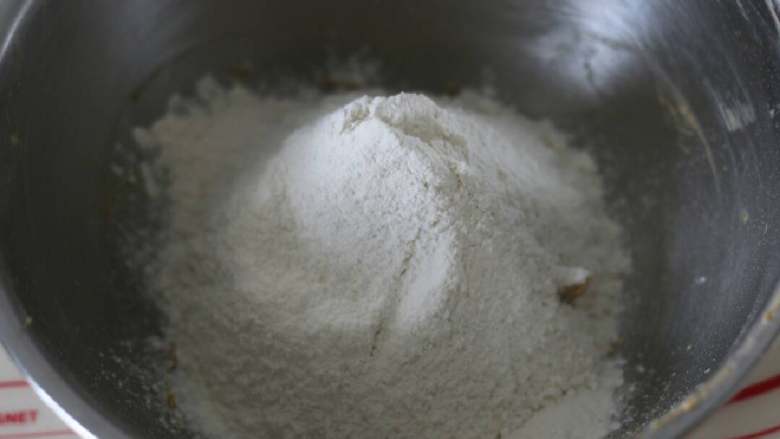 黑糖核桃曲奇,加入过筛的低粉拌匀。