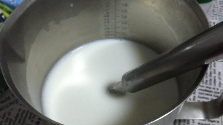 自制奶粉香草酸奶#有个故事#,用100克凉白开水稀释搅匀