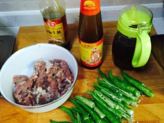 杭椒牛柳,准备食材，牛肉切条后，加入料酒、生粉、盐、黑胡椒搅拌腌制半小时