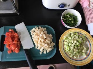 鸡蛋炒饭,莲藕，茄子，西红柿切丁，蒜苗切碎。