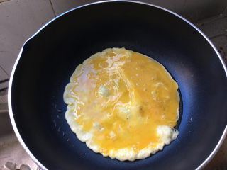 鸡蛋炒饭,锅中放油，放入鸡蛋液炒熟。