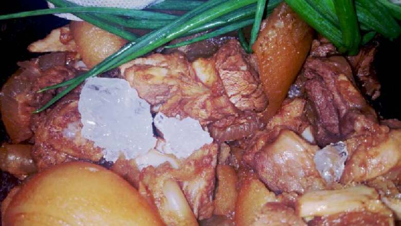 万能电饭锅卤猪脚,焯洗好的猪脚放入适当的生抽和老抽，拌均匀，腌制十五分钟