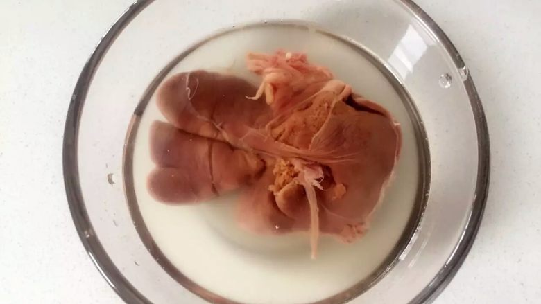 宝宝辅食：番茄鸡肝/猪肝汤,将猪肝/鸡肝洗净，去除筋膜和血管，浸泡30分钟左右。