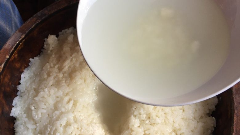 甜酒酿,加入糖水，将米饭压实。