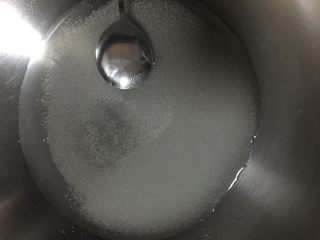 提拉米苏,水和细砂糖一起倒入锅里，煮沸成糖水