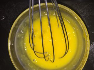 提拉米苏,蛋黄用打蛋器打到浓稠