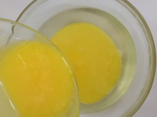 提拉米苏,打发好的蛋黄慢慢倒入糖水中，用电动打蛋器不停的搅打五六分钟。使溶液的温度降到接近手心的温度，放在一旁使其彻底冷却。