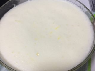 提拉米苏,冷却好的蛋黄糊倒入马斯卡彭中。用刮刀翻拌混合均匀。