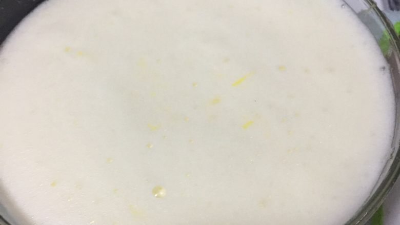 提拉米苏,冷却好的蛋黄糊倒入马斯卡彭中。用刮刀翻拌混合均匀。
