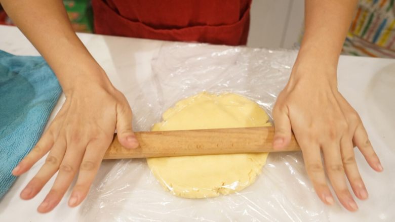 黄油饼干，手绘糖霜饼干底,两面盖上保鲜膜，用擀面杖擀成3公分左右厚薄