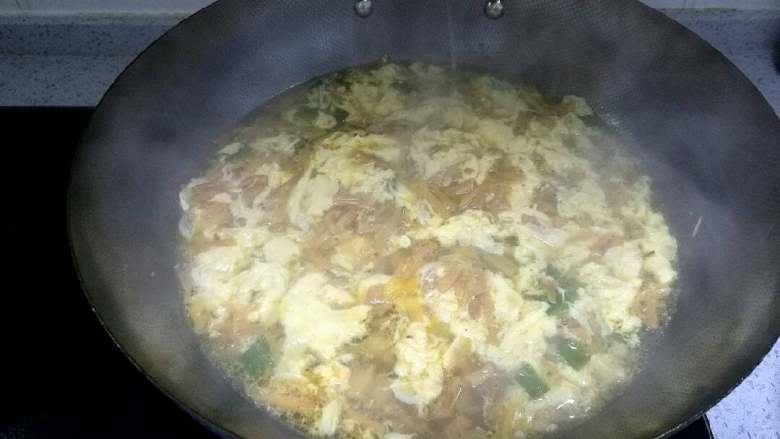 安神汤,加入适量的鸡精，胡椒粉，盐调味。