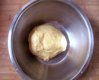 纯蛋土司,面团材料中除了黄油外所有材料揉出筋膜，再加入熔化的黄油揉至可以拉出完全的薄膜，揉成的面团放入盆子里，盖上保鲜膜，30-40度左右的室温发酵1个小时左右。