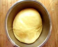 纯蛋土司,当面团发至2.5倍大小时取出。