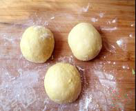 纯蛋土司,把面团平均分成3等份，滚圆后盖上保鲜膜静置松驰15分钟。