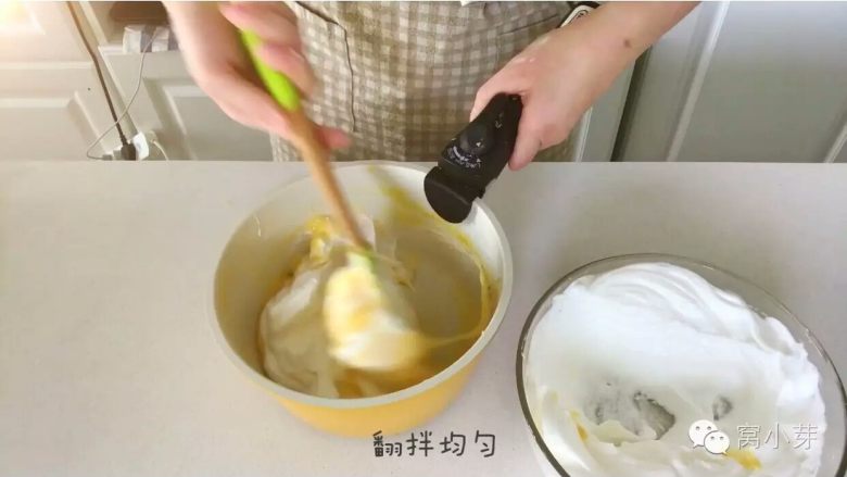 宝宝辅食：啊呜一口，入口即化的棉花蛋糕！,三、蛋黄糊和蛋白霜混合
1、取1/3蛋白霜入蛋黄糊盘中，用刮刀翻拌及切拌均匀，也不一定非要拌到很均匀。