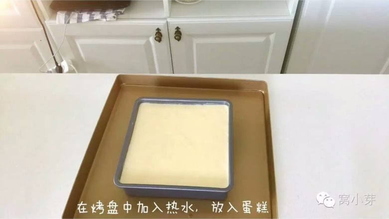 宝宝辅食：啊呜一口，入口即化的棉花蛋糕！,四、入模水浴法烘烤
4、放入蛋糕模具。