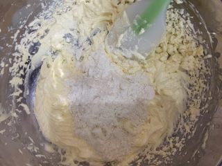 杏仁曲奇,加入杏仁粉和低筋面粉用刮刀搅拌均匀
