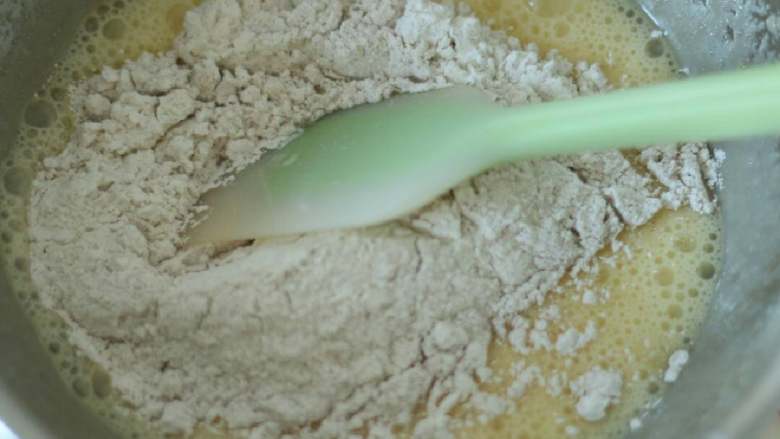 胡萝卜蛋糕,加入过筛的粉类拌匀。