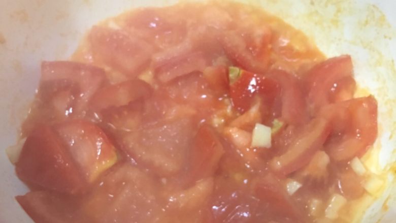 「吃货久久」香气扑鼻的番茄蛋花汤,不断翻炒出汁