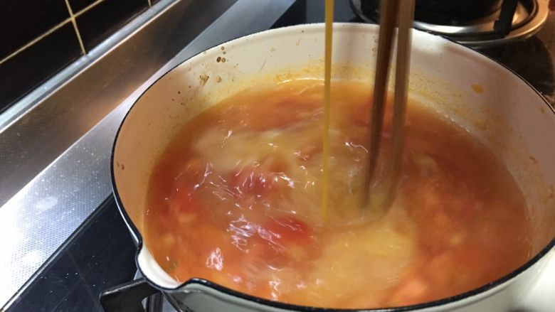 「吃货久久」香气扑鼻的番茄蛋花汤,沸腾后不断延一个方向搅拌 蛋液从漩涡中心倒入