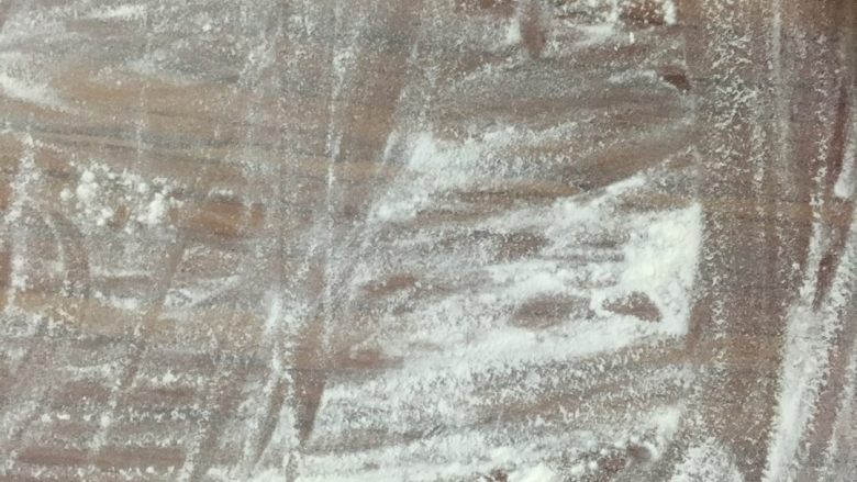 萝卜肉饺子,板子撒上面粉，就可以包啦！如果自己做皮，一定要在面里放盐。