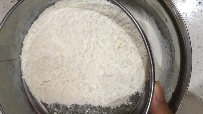 懒人戚风蛋糕（6寸方）,混合后，筛进低粉，继续用上一步的方式混合。