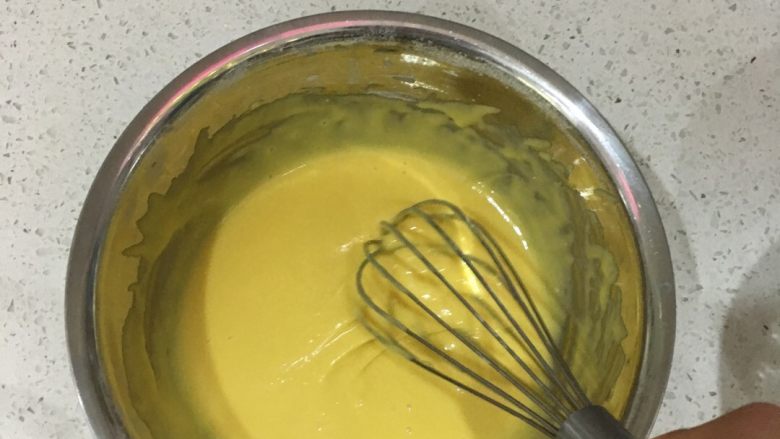 懒人戚风蛋糕（6寸方）,把蛋黄面粉浆搅拌到无粒状态即可。