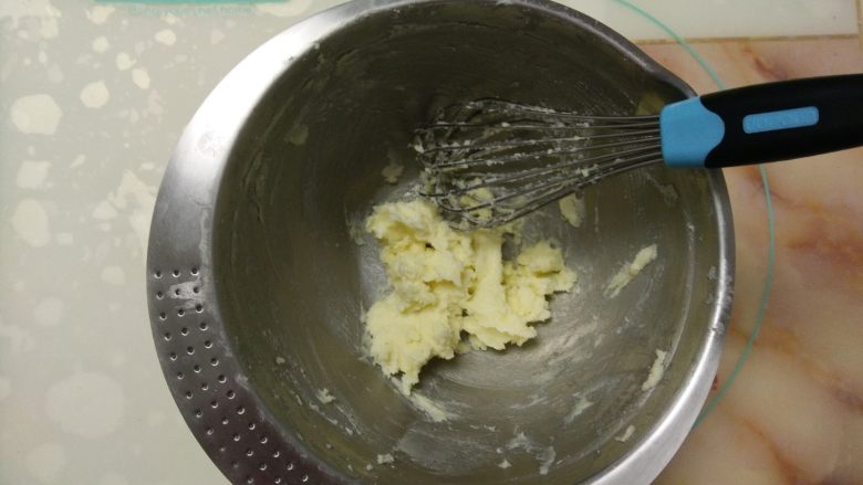 摩卡全麦蛋糕,用手动打蛋器打至砂糖溶化。