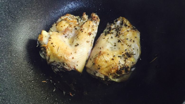 普罗旺斯烤鸡,锅里放点油，把鸡块分别煎至表面金黄即可