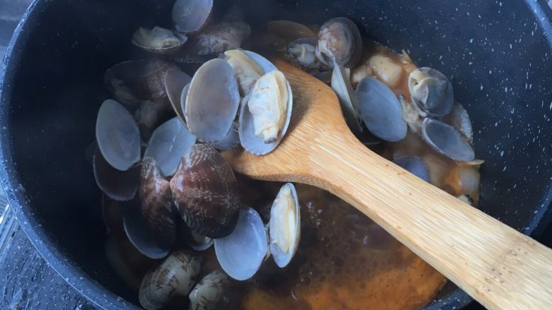 辣炒蛤蜊年糕,放入蛤蜊，加入适量的开水