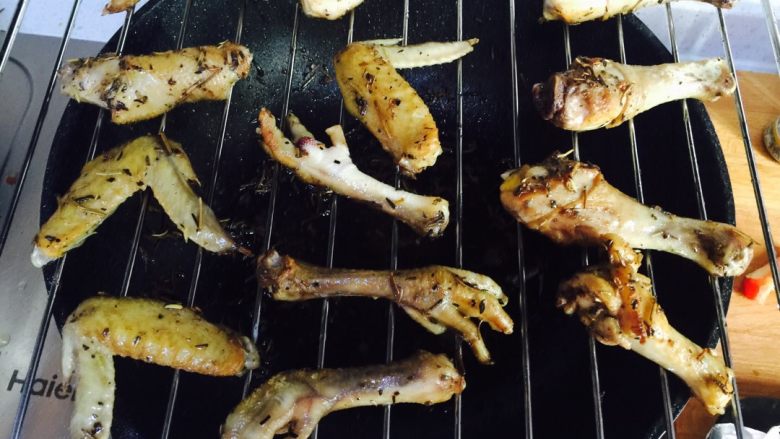 普罗旺斯烤鸡,我这里烤了2只鸡，所以把鸡腿和鸡翅膀另外烤了，180度，25分钟即可
